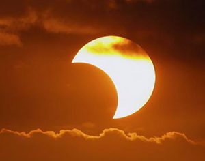 Eclipse solar: saiba como assistir o fenômeno completo