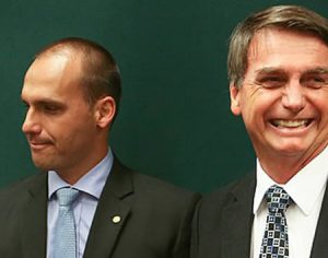 ‘Pretendo beneficiar filho meu, sim’, diz Bolsonaro sobre indicação de Eduardo