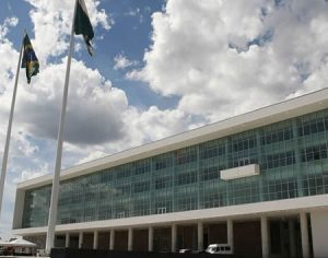 Governo do PR promete concurso para contratar 6 mil servidores