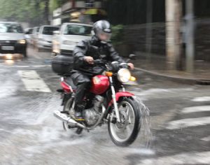 Reforma trabalhista de Bolsonaro derruba adicional de risco de motoboys