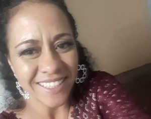 Mulher é morta a facadas e assassino deixa ‘recado’ no corpo da vítima