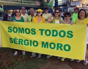 Manifestantes fazem ato de apoio a Sérgio Moro em Londrina