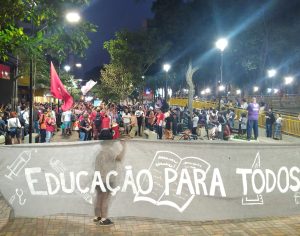 Estudantes de Londrina fazem novo protesto contra os cortes na educação