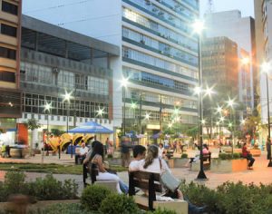 Projeções mapeadas e horário especial do comércio movimentam semana em Londrina