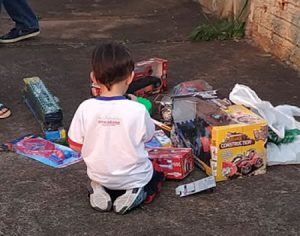 Criança comove policias ao pedir brinquedo usado pela mãe para espancá-la