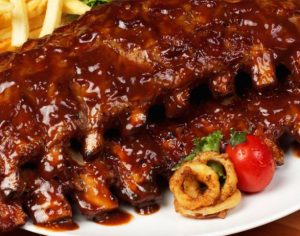 Aprenda a fazer a famosa Costela Suína com Molho Barbecue