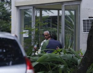 Pai de vítima consola mãe de sequestrador morto