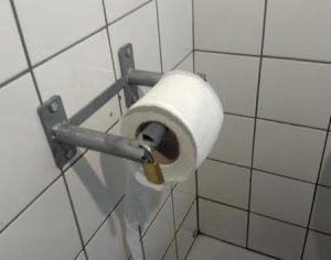 Papel higiênico é preso com cadeado para não ser furtado em Londrina