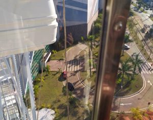 Saiba qual é a sensação de estar na maior roda gigante do Brasil; assista
