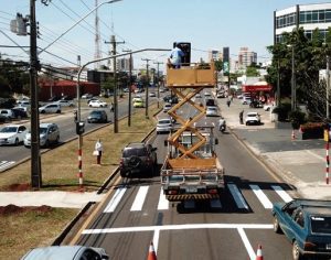 Semáforos com botoeiras para pedestres são instalados na Tiradentes