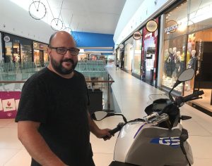 Chaveiro ganha moto BMW sorteada por shopping em Londrina
