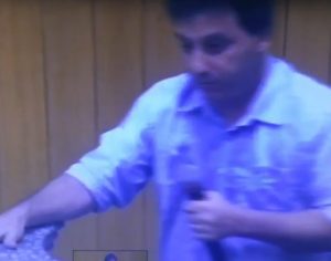 Manifestante joga água em Jamil Janene durante audiência na Câmara; assista