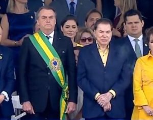 Presidente assiste a desfile ao lado de Edir Macedo e Silvio Santos