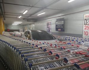 Cliente estaciona mal em supermercado e encontra veículo cercado por carrinhos