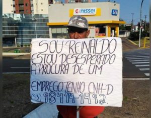 ‘Desesperado’, homem faz cartaz para pedir emprego no centro de Londrina
