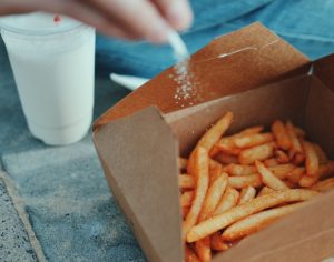 Adolescente fica cego por causa de alimentação à base de batatas fritas