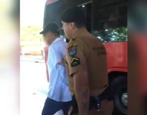 Idoso é preso ao ser flagrado se masturbando em ônibus de Londrina