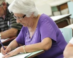 Projeto cria vagas para idosos nas universidades públicas do Paraná