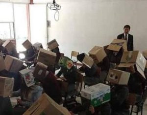Professor faz alunos usarem caixas de papelão nas cabeças para evitar cola