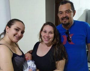Avô que fez parto do neto em casa, vira herói da família em Londrina