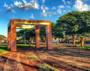 Sol e calor: belo registro da Praça do Aeroporto em Londrina