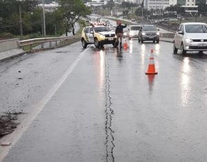 PR-445 é parcialmente interditada após apresentar rachaduras em Londrina