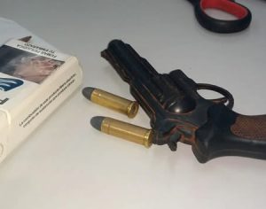 Policial apreende simulacro de revólver com aluno de 13 anos em escola no PR
