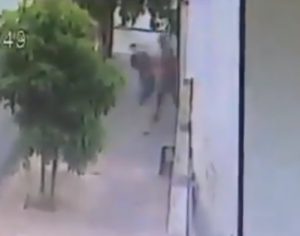 Câmera mostra flanelinha sendo morto por policial após atacá-lo com faca