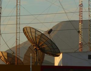 Parabólicas podem atrasar o 5G brasileiro em três anos