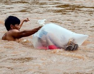 Crianças cruzam rio em saco plástico para chegar a escola; assista o vídeo