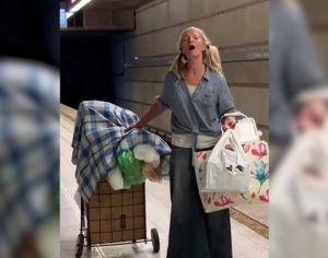 Imigrante sem-teto ganha contrato após vídeo em que aparece cantando ópera viralizar
