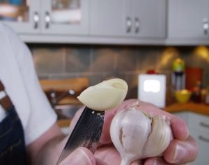 Chef revela ‘truque’ para descascar alho com faca, igual ao vídeo que se tornou viral