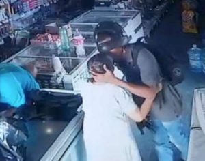 Assaltante beija idosa durante roubo e diz “não quero seu dinheiro”; veja o vídeo