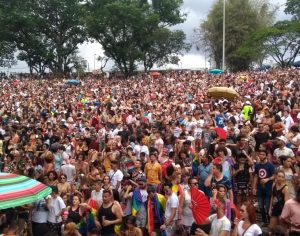Parada LGBTI+ reúne mais de 10 mil pessoas em Londrina