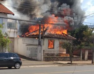 Incêndio atinge casa na Zona Leste de Londrina