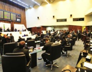Deputados do PR aprovam criação de 542 novos cargos; veja como votaram