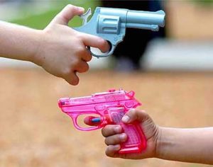 Festa das crianças em Londrina troca armas de brinquedo por livros