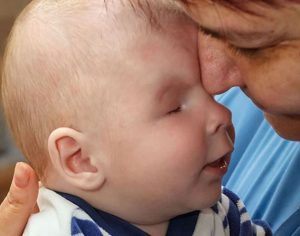 Mãe entrega bebê que nasceu sem os olhos para adoção