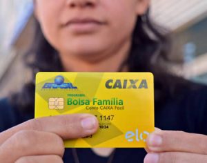 Bolsonaro assina MP que concede 13º pagamento do Bolsa Família