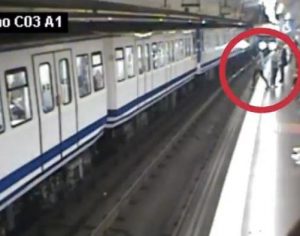 Jovem se distrai com o celular e cai nos trilhos do metrô; assista o vídeo