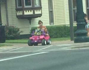 Estudante tem carteira cassada e passa a ir para faculdade com ‘Jeep da Barbie’