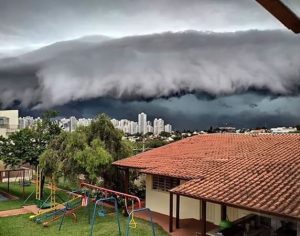 Parece uma onda gigante, mas é a chuva chegando em Londrina