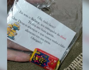 Entregador deixa bilhete carinhoso com pedido e emociona internautas em Londrina
