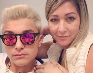 Mãe de MC Gui reconhece ‘erro’ e pede desculpas em nome do filho