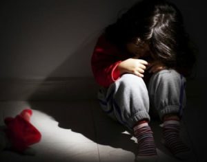 Garota de 8 anos leva maconha para escola e acusa pai de tortura em Londrina