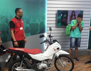 Após ser debochado por miss, entregador ganha moto de concessionária; assista