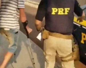 Sem carteira e sem uma perna, caminhoneiro é preso por dirigir bêbado