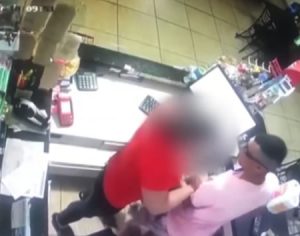 Dona de comércio luta com ladrão e coloca ele pra correr em Cambé; assista