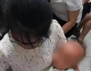 Mulher vende filhos gêmeos para pagar dívidas e comprar celular