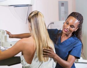 8 milhões de mulheres em idade de risco de câncer moram em cidade sem mamógrafo